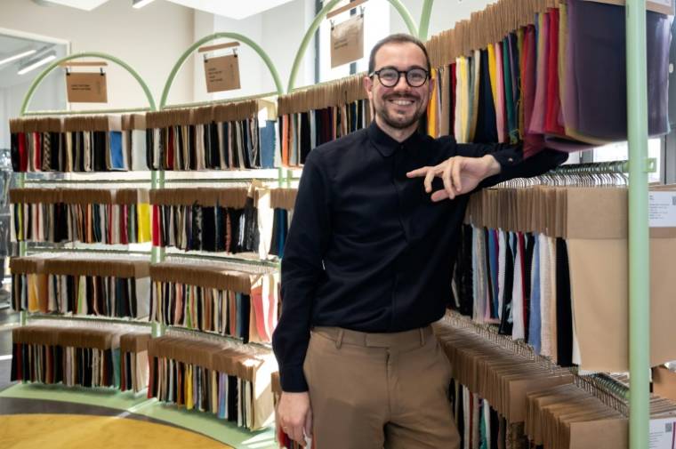 Romain Brabo, co-fondateur de Nona Source, plateforme en ligne et showroom revendant des tissus non utilisés par les grandes maisons de luxe du groupe LVMH, le 14 mars 2024 à Paris ( AFP / BERTRAND GUAY )