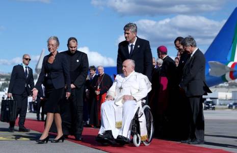 Le pape François arrive à l'aéroport de Marseille