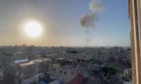 De la fumée s'élève au-dessus de Rafah, suite à des frappes aériennes