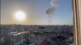 De la fumée s'élève au-dessus de Rafah, suite à des frappes aériennes