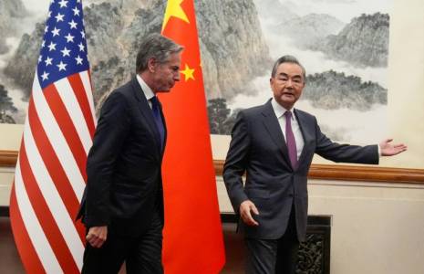 Le secrétaire d'Etat américain Antony Blinken (g et le ministre chinois des Affaires étrangères Wang Yi, le 26 avril 2024 à Pékin ( POOL / Mark Schiefelbein )