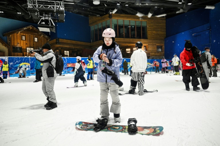 Des skieurs et snowboardeurs à L*SNOW Indoor Skiing Theme Resort, la plus grande piste de ski intérieure au monde, le 6 septembre 2024 à Shanghai ( AFP / Hector RETAMAL )