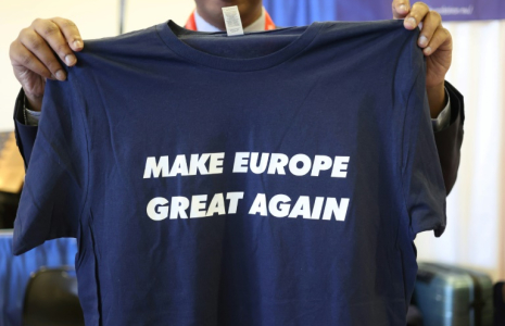 Un t-shirt "Make Europe Great Again" à la convention CPAC, à National Harbor, près de Washington, le 21 février 2025 ( AFP / Alex Wroblewski )