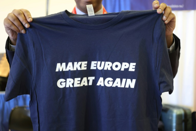 Un t-shirt "Make Europe Great Again" à la convention CPAC, à National Harbor, près de Washington, le 21 février 2025 ( AFP / Alex Wroblewski )