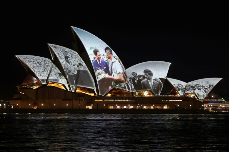 Une projection d'images du roi Charles III sur l'Opéra de Sydney alors que les membres de la famille royale arrivent pour une visite de six jours à Sydney et Canberra, le 18 octobre 2024 ( AFP / David GRAY )