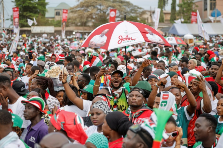 Les partisans de l'ancien président du Ghana et candidat à la présidentielle du parti du Congrès national démocratique (NDC), John Mahama, se rassemblent à Accra le 5 décembre 2024 ( AFP / OLYMPIA DE MAISMONT )