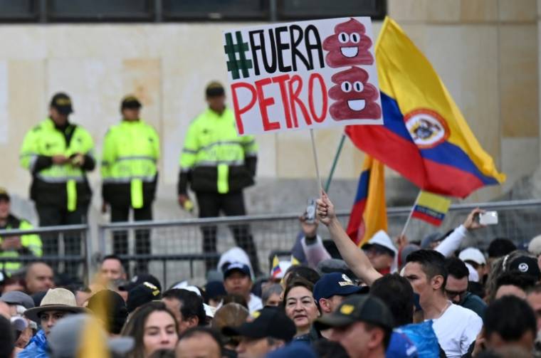 Manifestation contre le gouvernement colombien de gauche de Gustavo Petro, dont la popularité est au plus bas après vingt mois au pouvoir, le 21 avril 2024 à Bogota ( AFP / Raul ARBOLEDA )