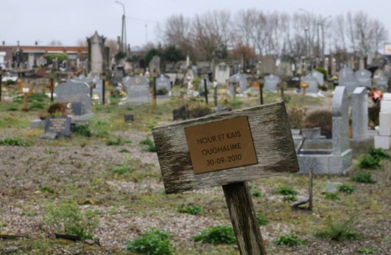 Le panneau en bois d'une tombe indiquant "Nour et Kair Oughalime - 30-09-2010" au cimetière de Calais, le 19 décembre 2023 dans le Pas-de-Calais ( AFP / Denis CHARLET )
