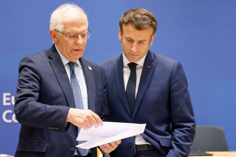 Le haut représentant de l'UE Josep Borrell et le président français Emmanuel Macron. ( AFP / LUDOVIC MARIN )
