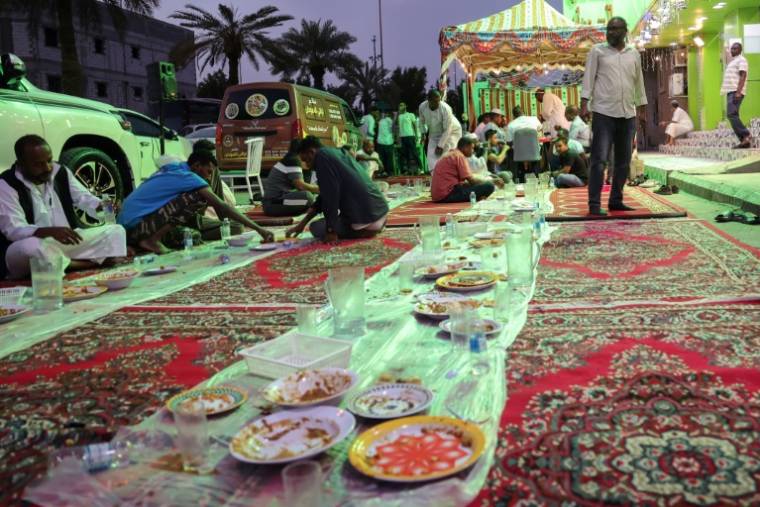 Des Soudanais bloqués, en Arabie saoudite, se retrouvent pour l'iftar collectif, le repas de rupture de jeûne du ramadan, le 27 mars 2024 à Ryad  ( AFP / Fayez Nureldine )