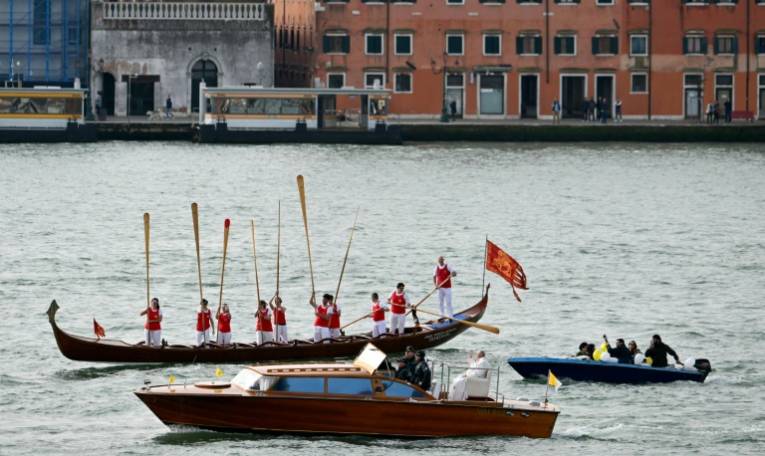 Le pape François salué par des gondoliers traverse la Lagune de Venise à bord d'une vedette, à Venise le 28 avril 2024 ( AFP / Alberto PIZZOLI )