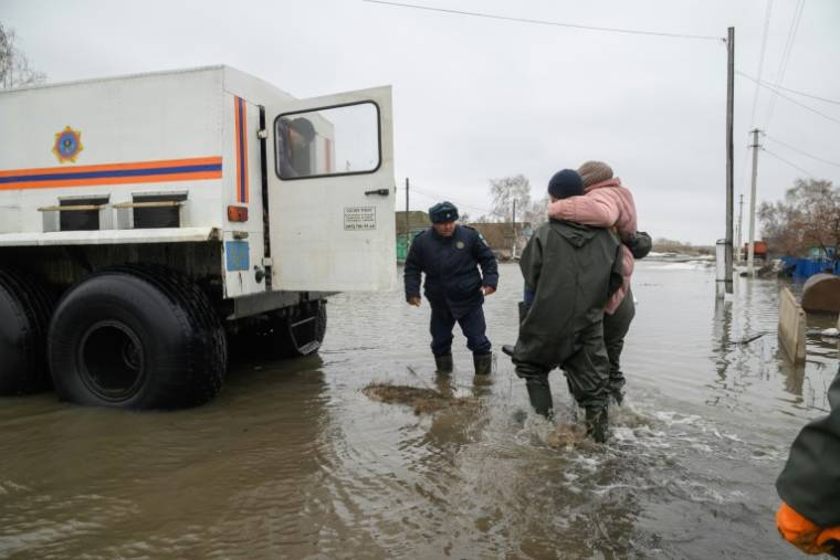 Des sauveteurs évacuent des habitants  de Pokrovka, dans le nord du Kazakhstan, près de la frontière avec la Russie, le 9 avril 2024  ( AFP / Evgeniy Lukyanov )