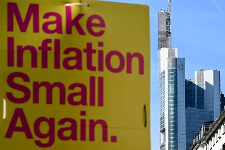 Une banderole électorale "Make inflation small again" ("Réduire l'inflation à nouveau")  devant le bâtiment de la Commerzbank à Francfort, en Allemagne, le 2 octobre 2023.  ( AFP / KIRILL KUDRYAVTSEV )