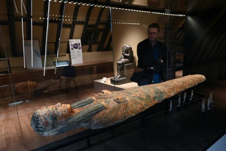 Un visiteur dans le département d'égyptologie du musée Dobrée à Nantes, le 15 mai 2024 en Loire-Atlantique ( AFP / Sebastien SALOM-GOMIS )