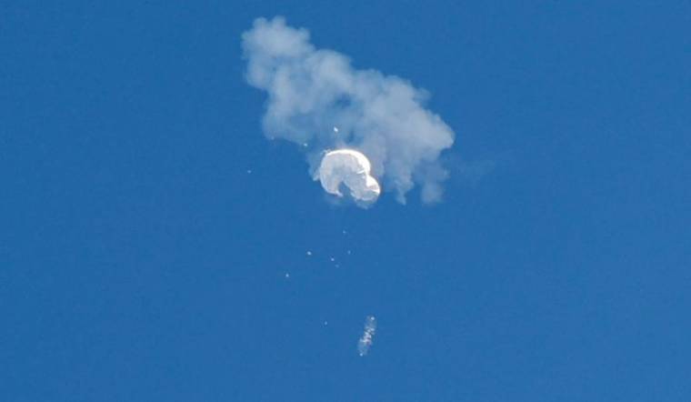 Le ballon espion chinois présumé dérive vers l'océan après avoir été abattu au large de la côte à Surfside Beach
