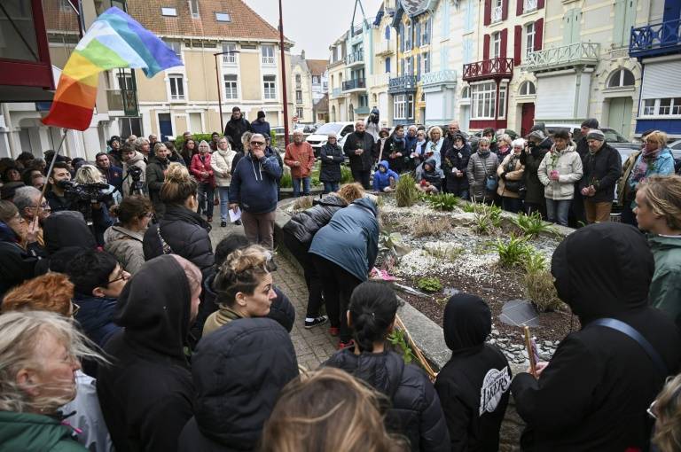 Rassemblement pour rendre hommage aux cinq migrants morts alors qu'ils tentaient de rejoindre l'Angleterre à bord d'une embarcation surchargée, le 2 mai 2024 à Wimereux, dans le Pas-de-Calais  ( AFP / Bernard BARRON )