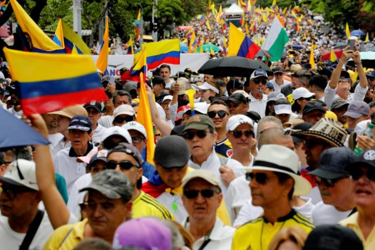 Manifestation contre le président colombien Gustavo Petro le 21 avril 2024 à Medellin ( AFP / JAIME SALDARRIAGA )