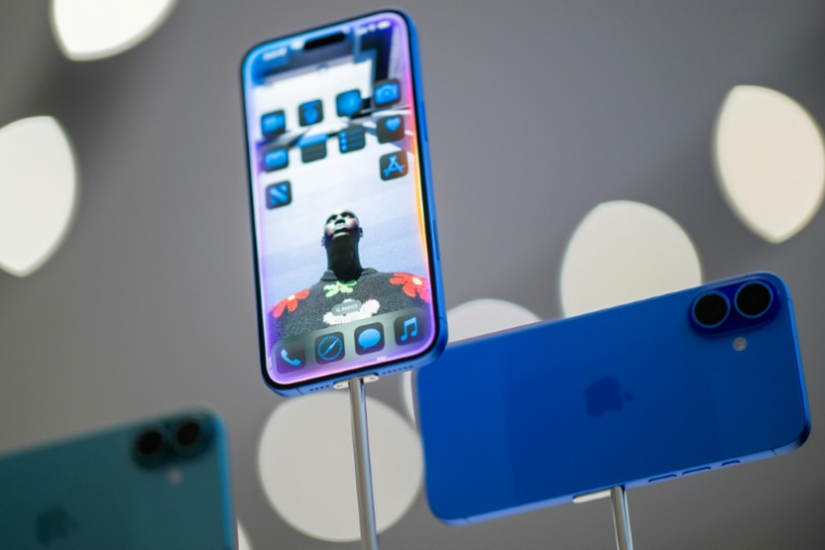 Des modèles de l'iPhone 16 d'Apple présentés à Cupertino, Californie, le 9 septembre 2024 ( AFP / Nic Coury )