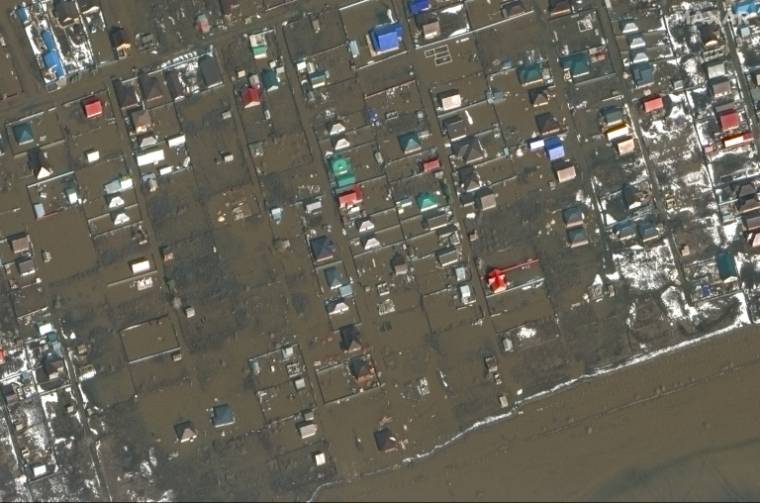 Photo satellite diffusée par Maxar Technologies le 10 avril 2024 montrant les inondations le 3 avril 2024 près de la base aérienne d'Orenbourg en Russie ( Satellite image ©2024 Maxar Technologies / Handout )