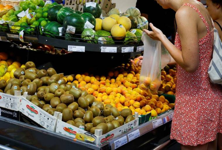 Une femme fait ses courses dans un supermaché à Nice