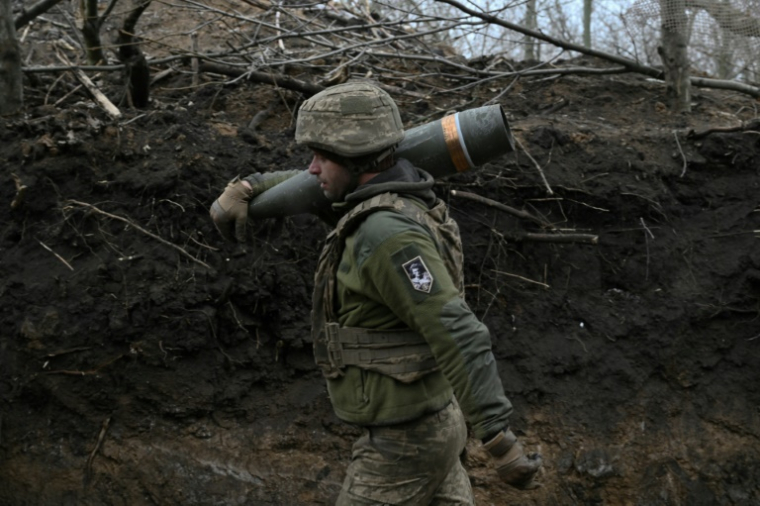 Un artilleur de la 155e brigade mécanisée distincte des forces armées ukrainiennes se prépare à tirer un obusier automoteur César de fabrication française vers des positions russes dans un lieu non divulgué de la région de Donetsk, le 6 janvier 2025 ( AFP / Genya SAVILOV )