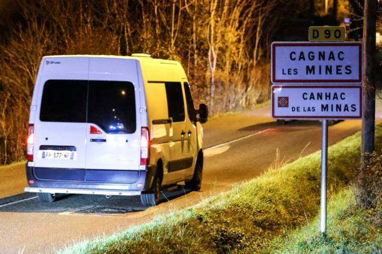 Un convoi de véhicules arrive le 13 décembre 2022 à Cagnac-les-Mines, dans le Tarn, pour la reconstitution de la nuit de la disparition de Delphine Jubillar ( AFP / Charly TRIBALLEAU )