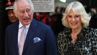Le roi Charles et la reine Camilla arrivent au  centre Macmillan de l'University College Hospital à Londres le 30 avril, pour la reprise de ses activités publiques trois mois après l'annonce de son cancer  ( AFP / HENRY NICHOLLS )