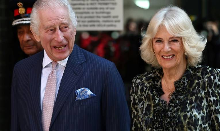 Le roi Charles et la reine Camilla arrivent au  centre Macmillan de l'University College Hospital à Londres le 30 avril, pour la reprise de ses activités publiques trois mois après l'annonce de son cancer  ( AFP / HENRY NICHOLLS )