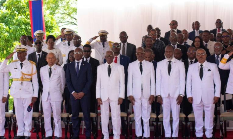 Le président du conseil présidentiel de transition en Haïti Edgard Leblanc Fils (au premier rang au centre) lors d'une cérémonie à Port-au-Prince, le 18 mai 2024 ( AFP / Clarens SIFFROY )