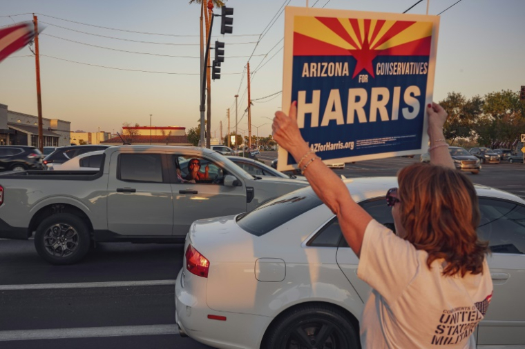 Des électeurs conservateurs ralliés à la candidature de Kamala Harris à Gilbert, dans l'Arizona, le 23 septembre 2024 ( AFP / Olivier Touron )