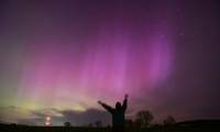 Des aurores boréales dans la région de Novosibirsk, lors d'une tempête solaire, le 12 mai 2024 en Russie ( AFP / Vladimir NIKOLAYEV )