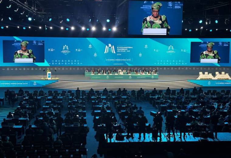 La directrice générale de l'Organisation mondiale du commerce, Ngozi Okonjo-Iweala, s'exprime lors de la cérémonie d'ouverture de la réunion ministérielle de l'OMC à Abou Dhabi\