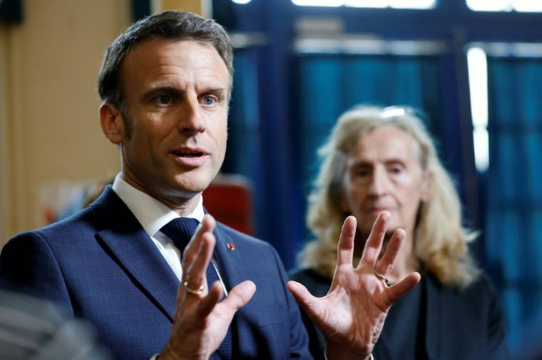 Le président Emmanuel Macron, accompagné de la ministre de l'Education nationale, Nicole Belloubet, fait une déclaration à la presse, lors d'un déplacement dans une école à Paris, le 5 avril 2024 ( POOL / Ludovic MARIN )