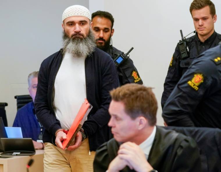 Le Norvégien d'origine iranienne Zaniar Matapour (g), accusé d'une fusillade meurtrière lors de la Marche des Fiertés d'Oslo en 2022, attend le début de son procès, le 12 mars 2024 à Oslo ( NTB / Lise Åserud )