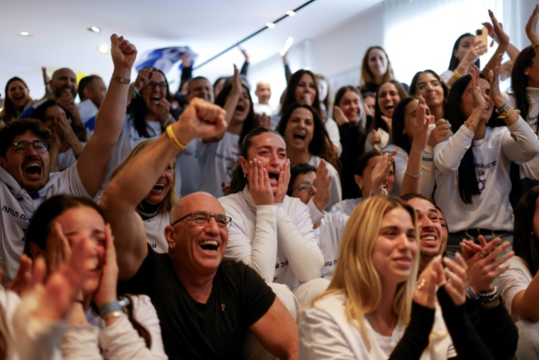 Des amis et la famille de l'otage israélien Omer Shem Tov crient et pleurent de joie en voyant en direct à la télévison dans la maison familiale à Tel-Aviv, sa libération par le Hamas dans la bande de Gaza, le 22 février 2025 ( AFP / John WESSELS )