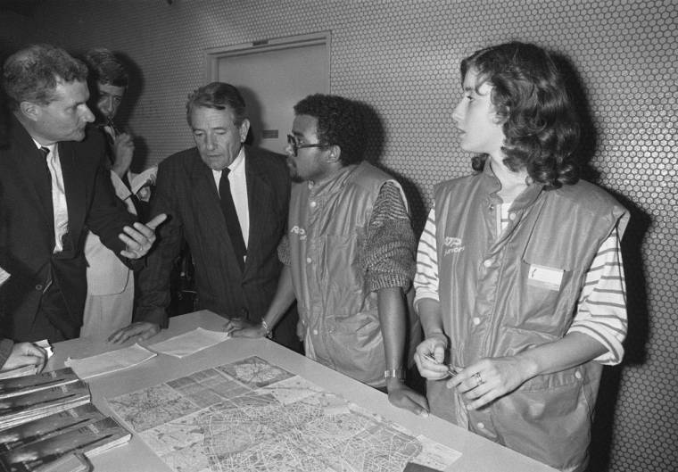 Le ministre du Commerce, de l'Artisanat et du Tourisme Michel Crépeau avec des stagiaires TUC de la RATP, gare de Lyon à Paris le 24 juillet 1985 (archives).  ( AFP / GEORGES BENDRIHEM )