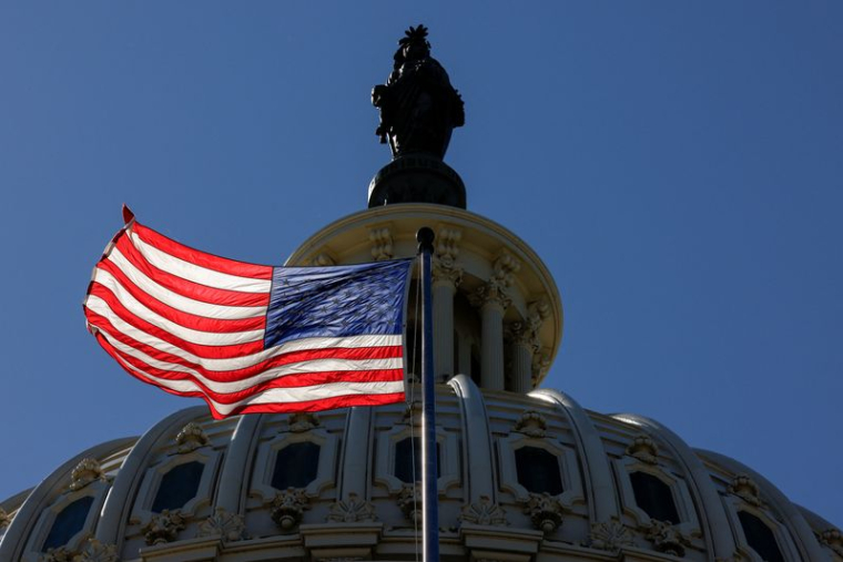 Un drapeau américain sur le Capitole à Washington