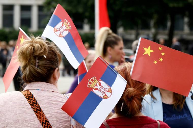 Des drapeaux chinois et serbes lors de l'arrivée du président chinois Xi Jinping, le 8 mai 2024 à Belgrade ( AFP / STRINGER )