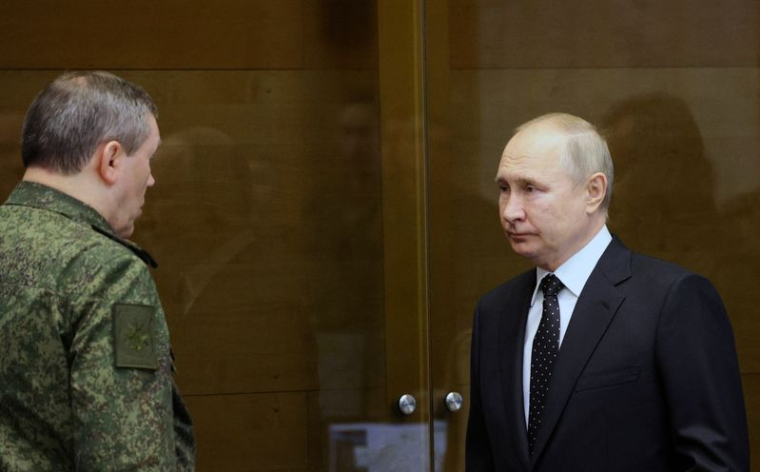 Valery Gerasimov salue Vladimir Poutine lors d'une visite au quartier général conjoint des forces armées russes impliquées dans les opérations militaires en Ukraine