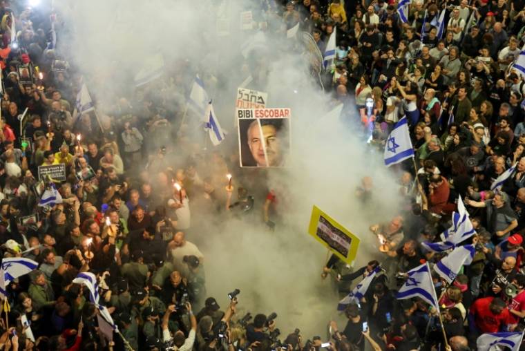 Manifestation, le 6 avril 2024 à Tel Aviv, contre le Premier ministre israélien Benjamin Netanyahu et pour réclamer la libération des 129 otages toujours captifs, dont 34 sont morts selon l'armée, sur les quelque 250 enlevés le 7 octobre lors de l'attaque sans précédent du Hamas ( AFP / JACK GUEZ )