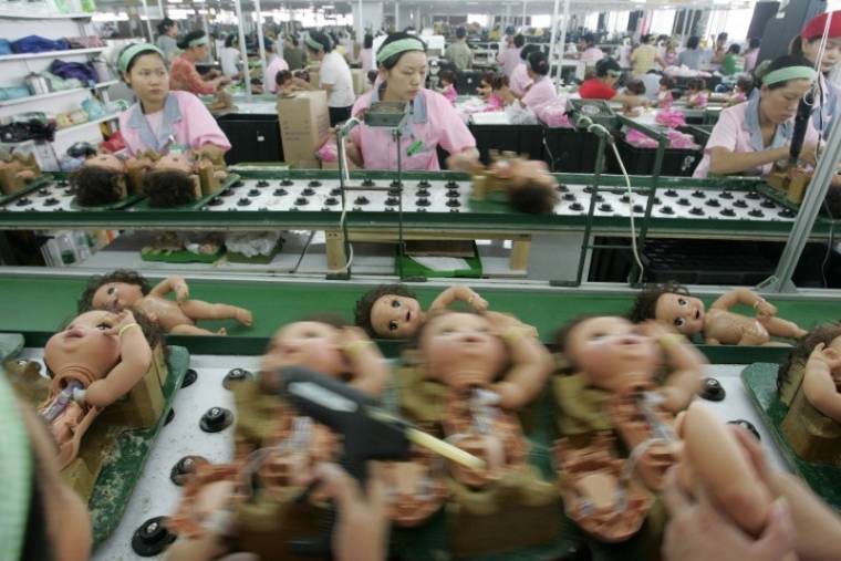 Des ouvriers travaillent sur une chaîne de production dans une usine de jouets à Panyu, dans la province de Guangdong, dans le sud de la Chine