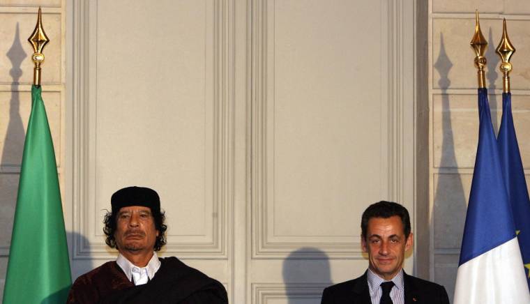Mouammar Kadhafi et Nicolas Sarkozy, le 10 décembre 2007, à Paris ( POOL / PATRICK KOVARIK )