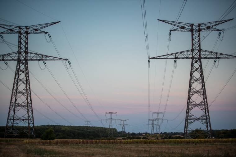 Les tarifs réglementés de l'électricité devraient augmenter d'environ 12% en février 2022. ( AFP / GUILLAUME SOUVANT )