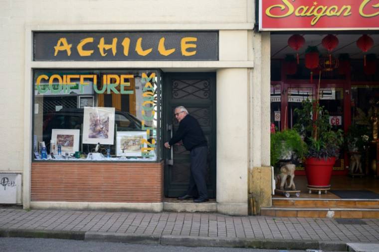 Le coiffeur Roger Amilhastre, âgé de 90 ans, ferme son salon à Saint-Girons, en Ariège, le 16 avril 2024  ( AFP / Ed JONES )
