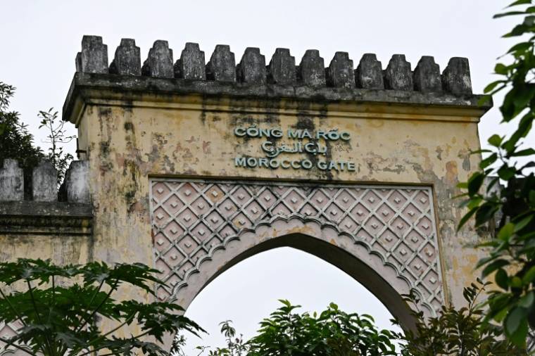 La porte du Maroc dans le quartier de Ba Vi, le 11 avril 2024 à Hanoi, au Vietnam ( AFP / Nhac NGUYEN )