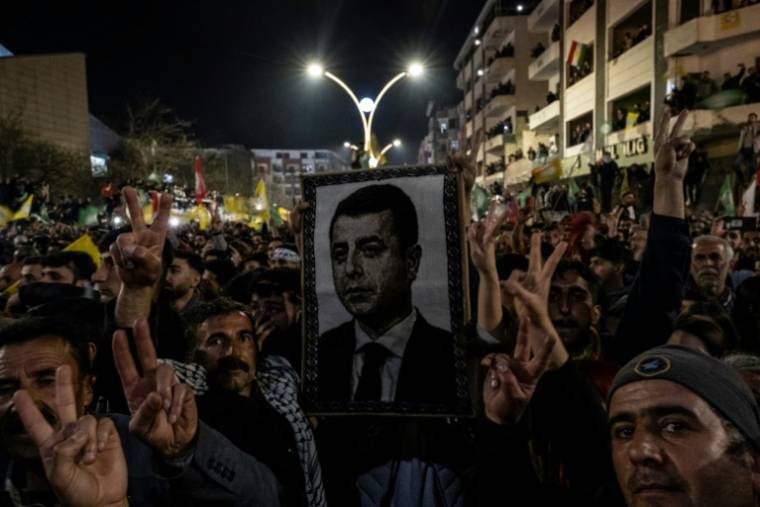 Des partisans du parti pro-kurde turc DEM tiennent un portrait du leader kurde emprisonné Selahattin Demirtas lors d'un rassemblement à Van, le 3 avril 2024 en Turquie ( AFP / REFIK TEKIN )