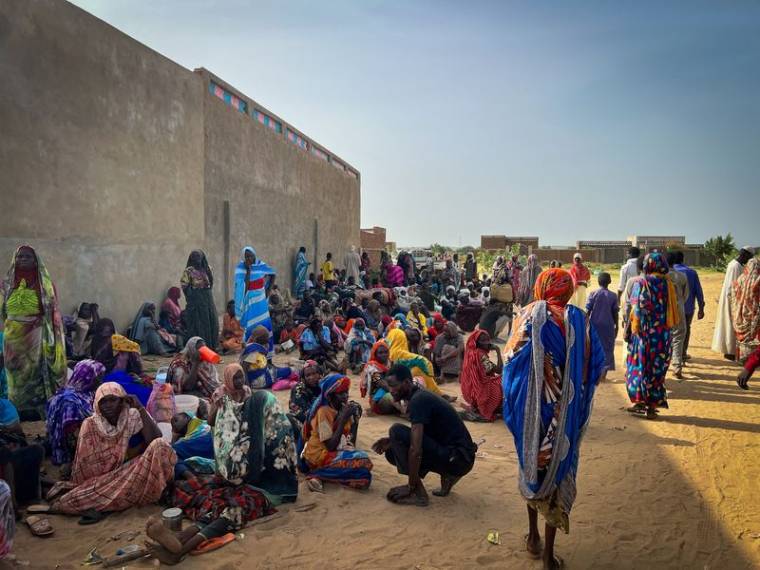 Des réfugiés soudanais près d'un hôpital au Tchad