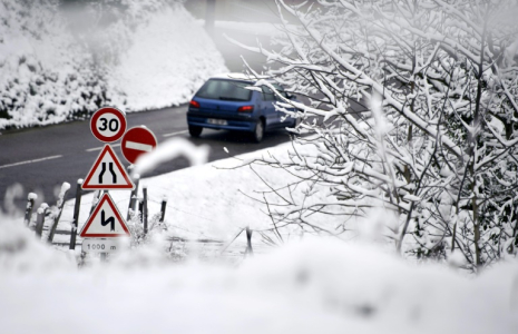 Météo-France a placé 30 départements en vigilance orange neige-verglas en raison d'une perturbation qui va toucher en particulier le nord et l'est du pays ( AFP / JEAN-PHILIPPE KSIAZEK )