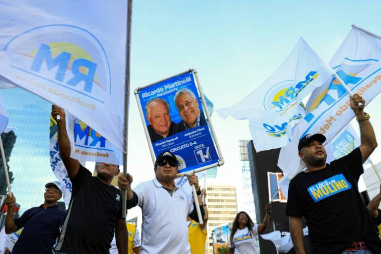 Des partisans du candidat à la présidentielle José Raul Mulino du parti Realizando Metas lors d'un rassemblement à Panama, le 2 mai 2024 ( AFP / MARTIN BERNETTI )