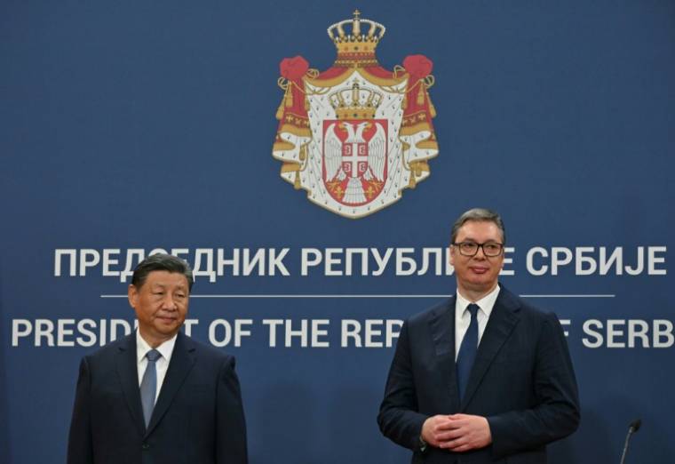 Le président chinois Xi Jinping (à gauche) et le président serbe Aleksandar Vucic lors d'une conférence de presse à Belgrade, le 8 mai 2024 ( AFP / Elvis Barukcic )